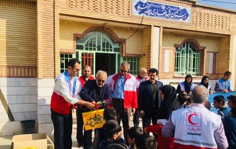 اهدای 180 بسته لوازم التحریر به دانش آموزان سیل زده استان لرستان