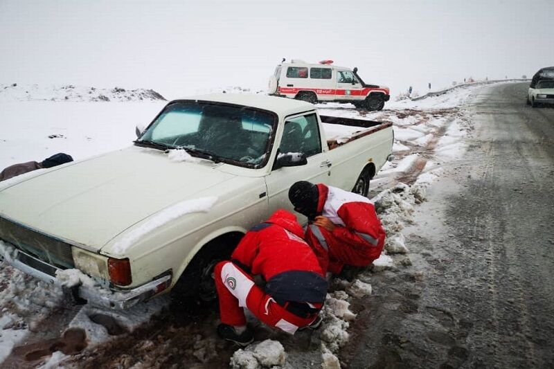 نجات 24 گرفتار در برف و کولاک