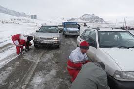 امداد رسانی به سرنشینان ۳۴ خودروی گرفتار شده در برف