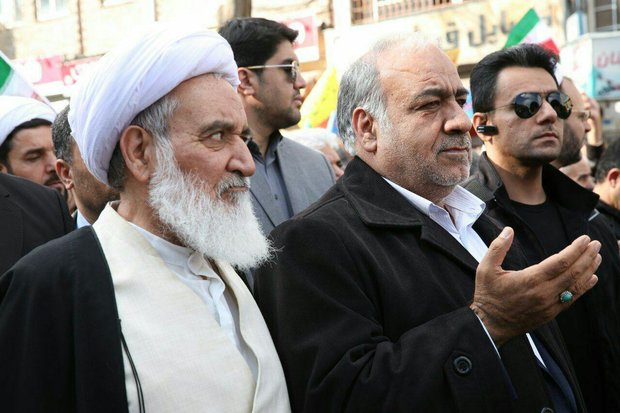 مردم کرمانشاه همراه هم در راهپیمایی