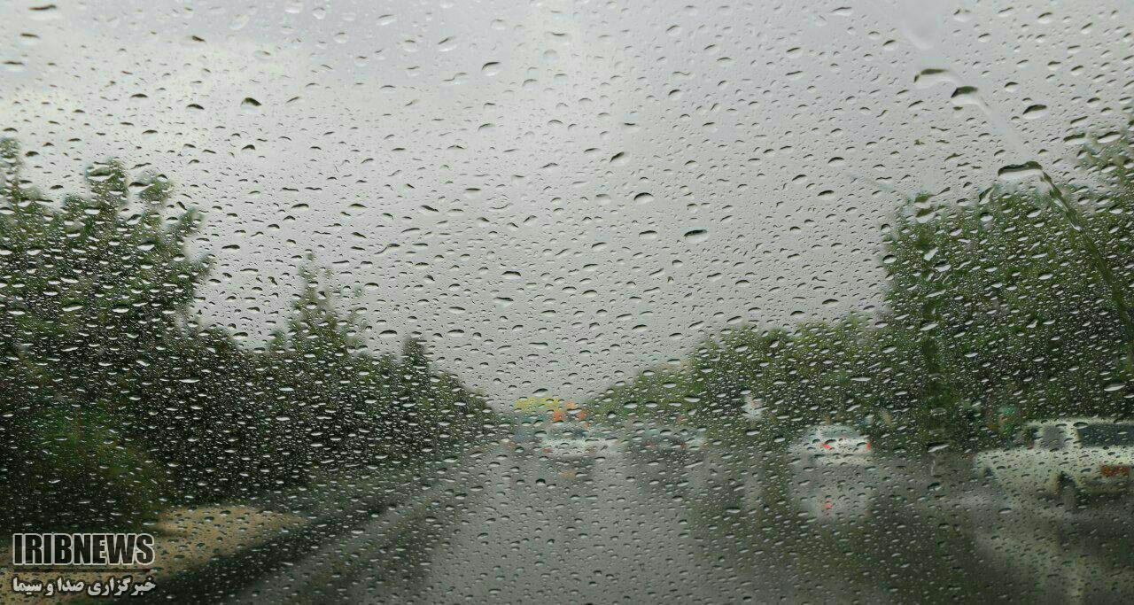 بارش باران و لغزندگی جاده‌های فارس