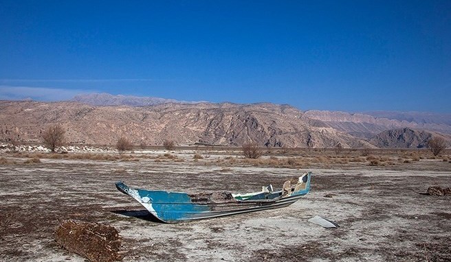 صدور مجوز پُر کردن چاه‌های غیر مجاز اطراف تالاب پریشان