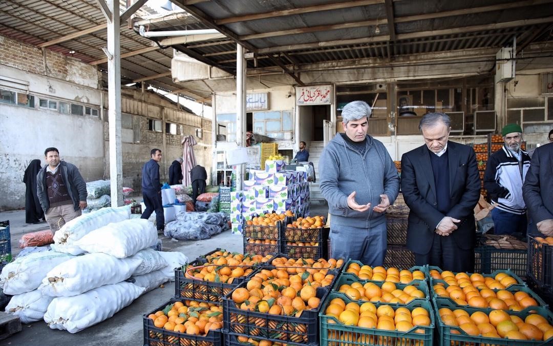 بازدید سرزده استاندار خراسان رضوی از بازار خشکبار و میوه تره‌بار مشهد