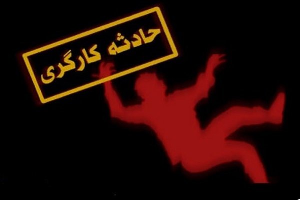 جان باختن تعمیرکار اصفهانی هنگام نصب آسانسور