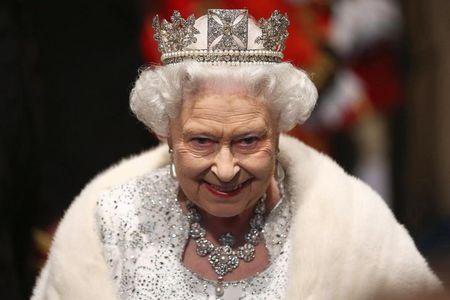 ملکه انگلیس از سلطنت کناره می‌گیرد