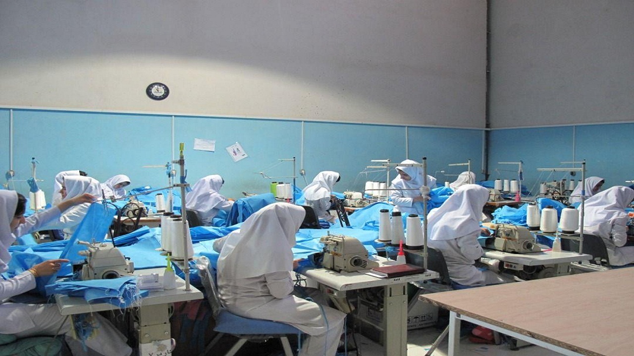 تولید لباس بیمارستانی به همت زنان سرپرست خانوار در آبیک