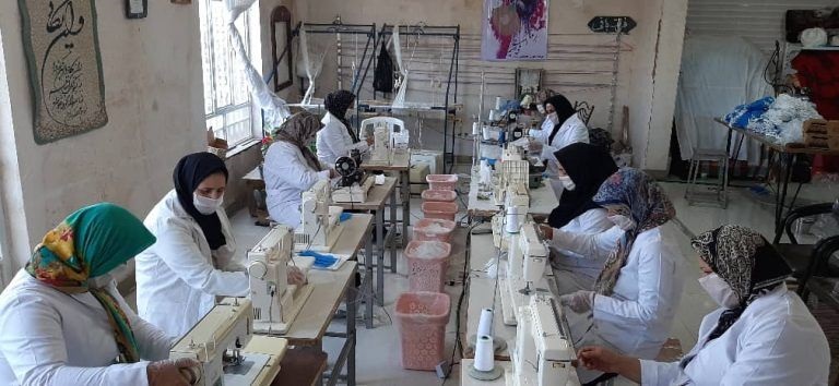 تولید ماسک در یک کارگاه صنایع دستی در تربت حیدریه