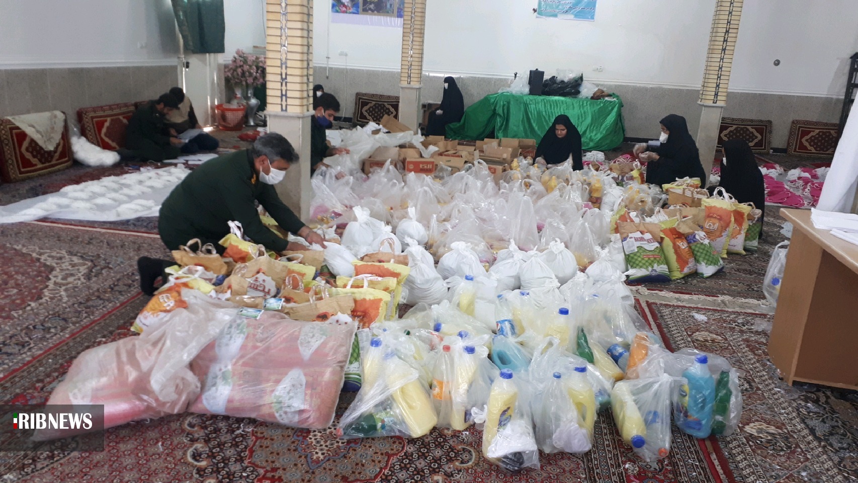 اهداء بسته های مواد غذایی وبهداشتی به نیازمندان باشت