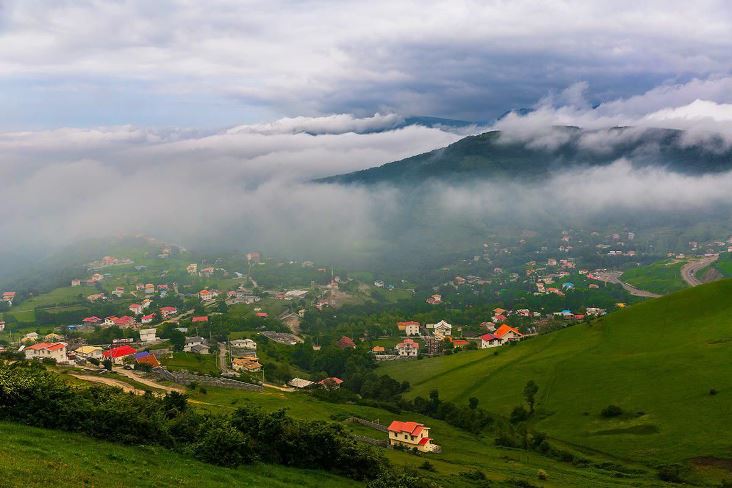 آسمان آبی و تابش آفتاب درخشان در گیلان