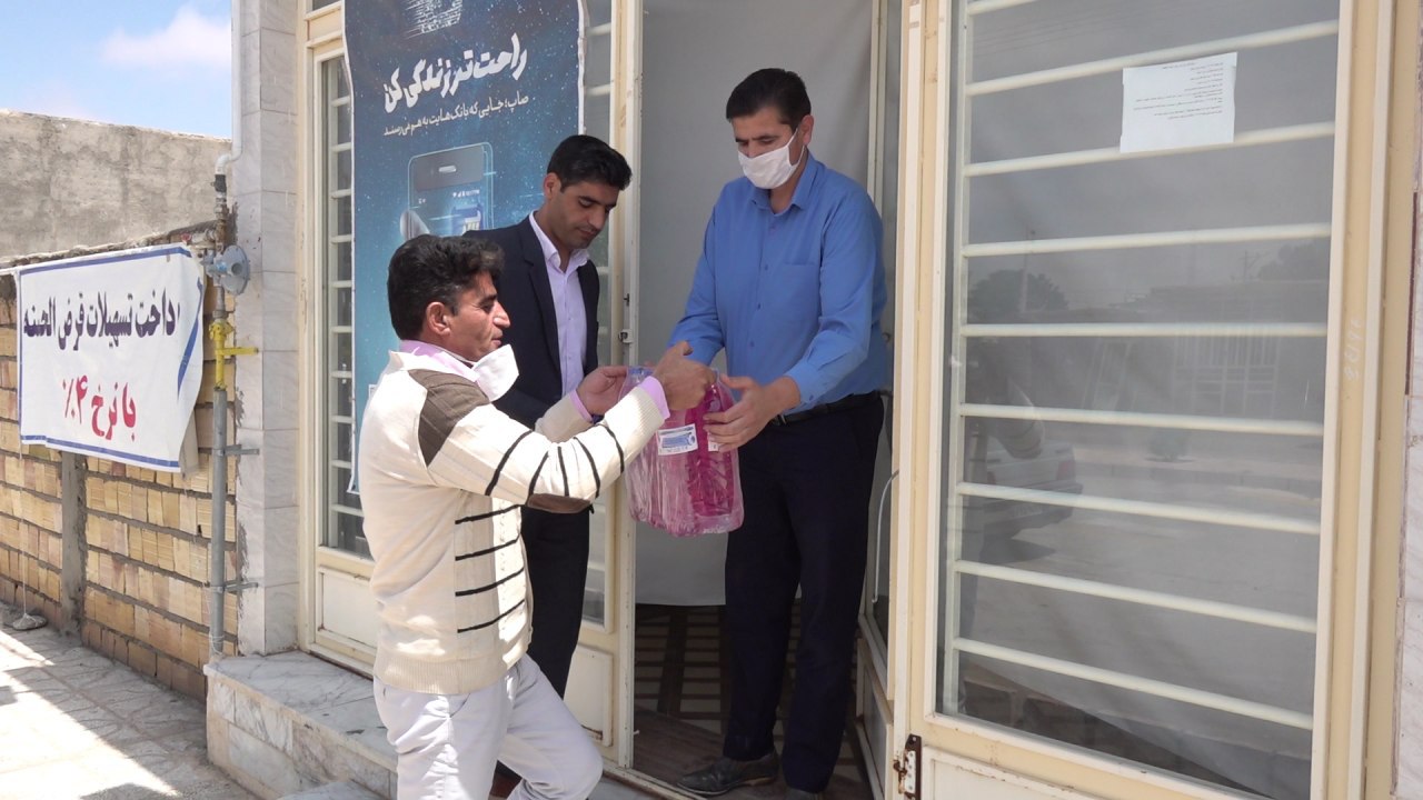 توزیع رایگان محلول ضد عفونی سطوح در شهر اسفدن شهرستان زیرکوه