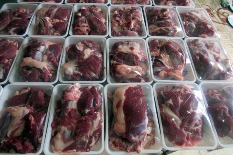 توزیع ۳ هزار بسته گوشت میان نیازمندان خوزستان