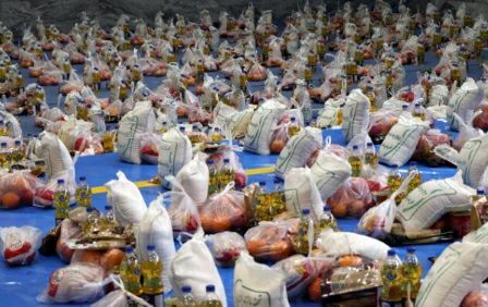 اهدای ۸۰۰ بسته کمک معیشتی به خانواده‌های نیازمند در مشهد