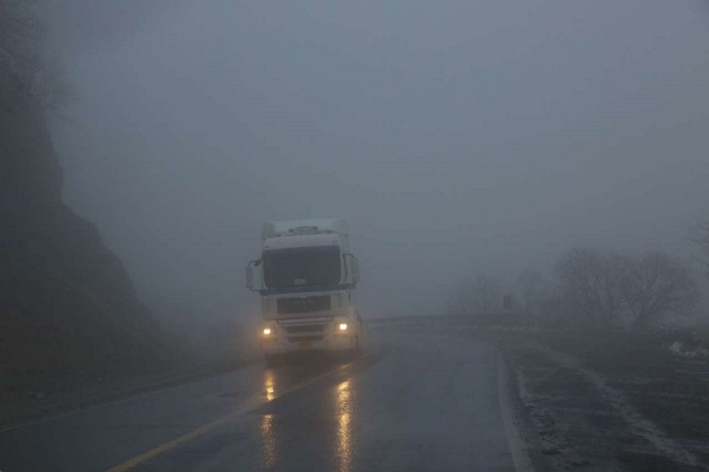 مه غلیظ در جاده های مهاباد