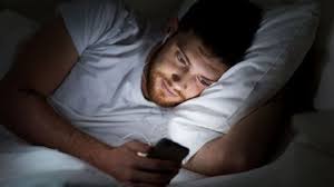 عوارض استفاده از گوشی پیش از خواب