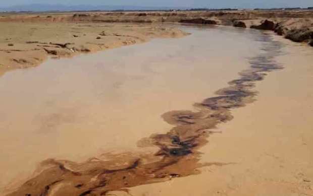 مهار آلودگی نفتی رودخانه فصلی گناوه