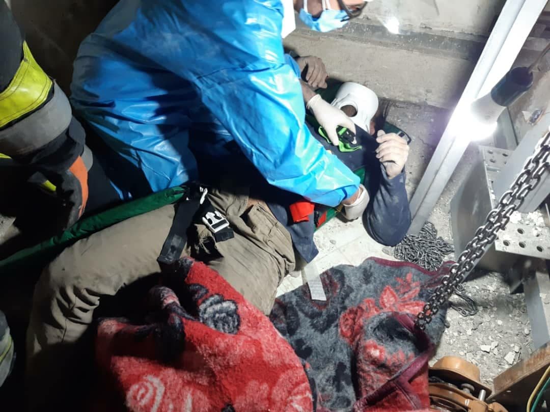 نجات کارگر از چاهک آسانسور دراصفهان