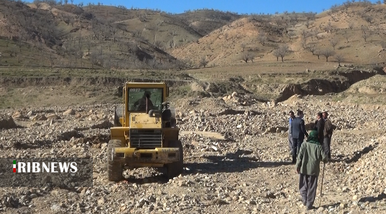 احداث سیل بند خاکی در روستای فارتق بخش دیشموک