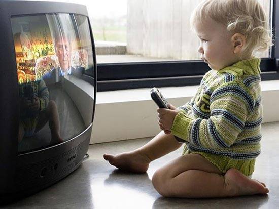 مضرات تماشای تلویزیون برای کودکان