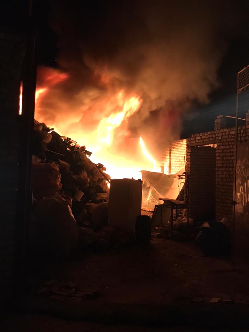 مهار آتش سوزی انبار ضایعات در خمینی شهر