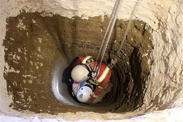 نجات جان جوان ۳۰ ساله از عمق چاه ۱۱ متری