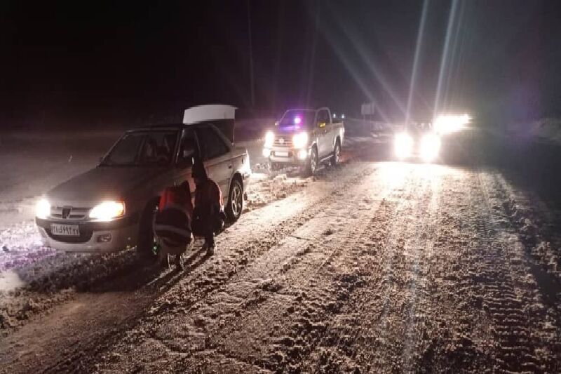 امدادرسانی به ۷۵ دستگاه خودرو گرفتار در برف در محور اشنویه - ارومیه