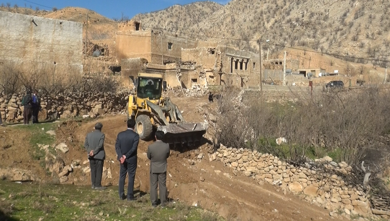 بازگشایی راه روستای فارتق در بخش دیشموک 