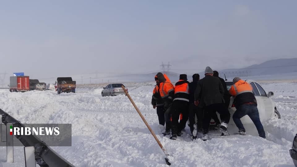 رهاسازی ۳۴۸ دستگاه خودرو  گرفتار در برف در جاده های کردستان