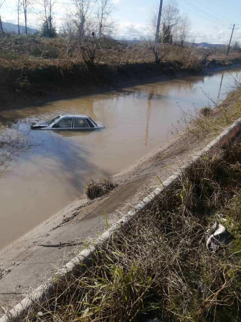 نجات راننده جوان از داخل کانال آب در رشت