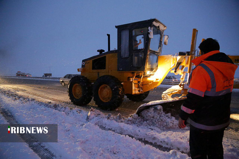 رهاسازی ۲۰۰ دستگاه خودرو گرفتار در برف در جاده‌های کردستان