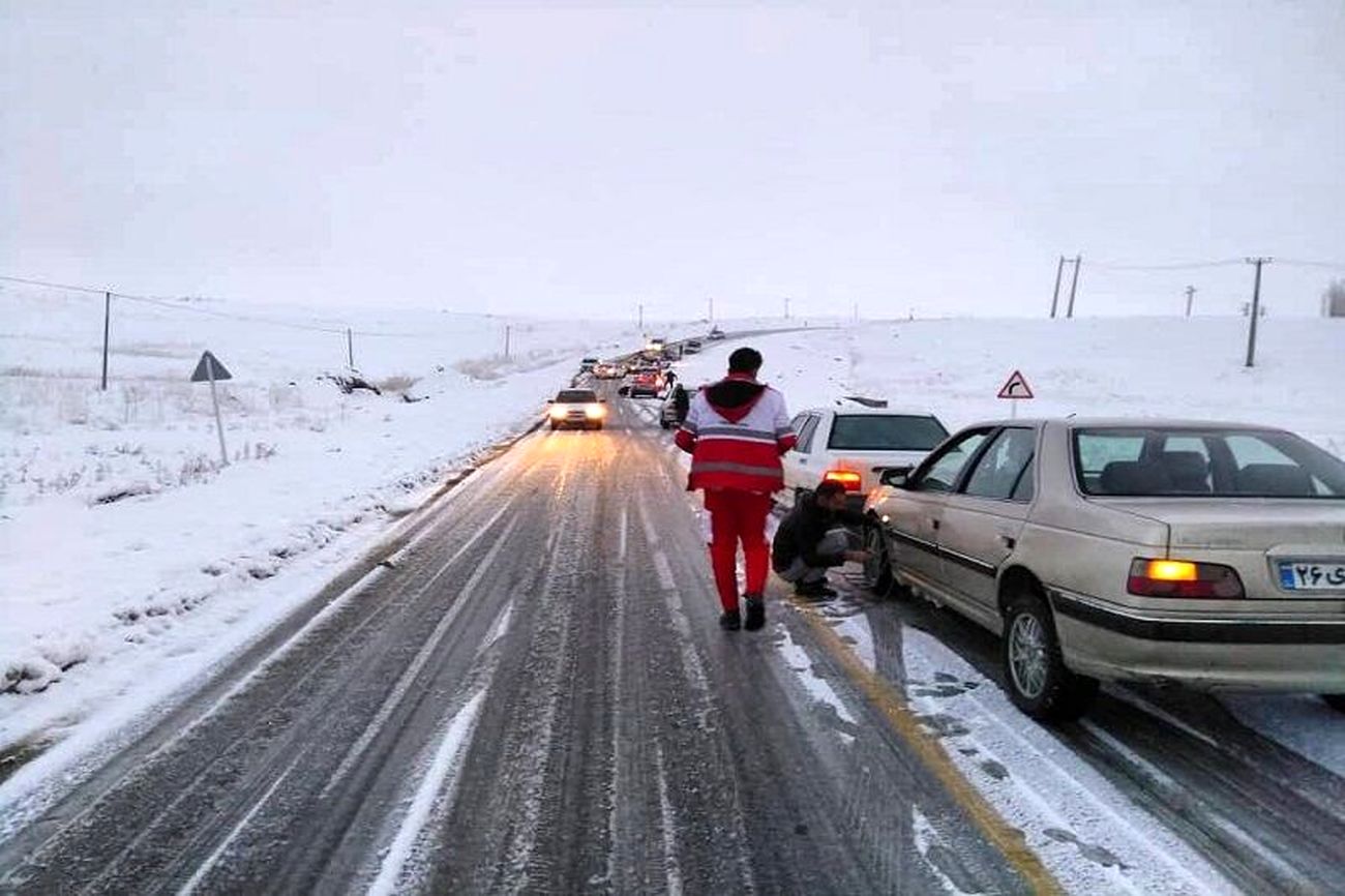 بسته شدن جاده اشنویه - ارومیه  بعد از بارش برف