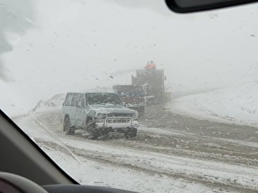 بارش برف در آذربایجان غربی/مسدود شدن راه‌های ارتباطی/امداد رسانی به ۱۴۱ مسافر گرفتار در کولاک