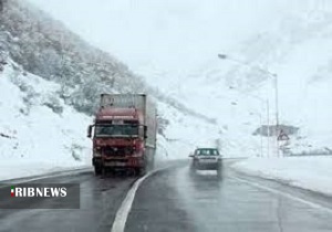بارش برف واختلال تردد درسه محور ارتباطی استان
