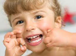 کشیدن نخ دندان موثر در سلامتی لثه و داندانها