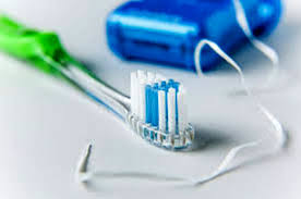 کشیدن نخ دندان موثر در سلامتی لثه و داندانها