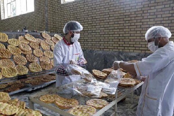 توزیع ۳۶ هزار قرص نان صلواتی در ۳۰ نقطه حاشیه شهر مشهد