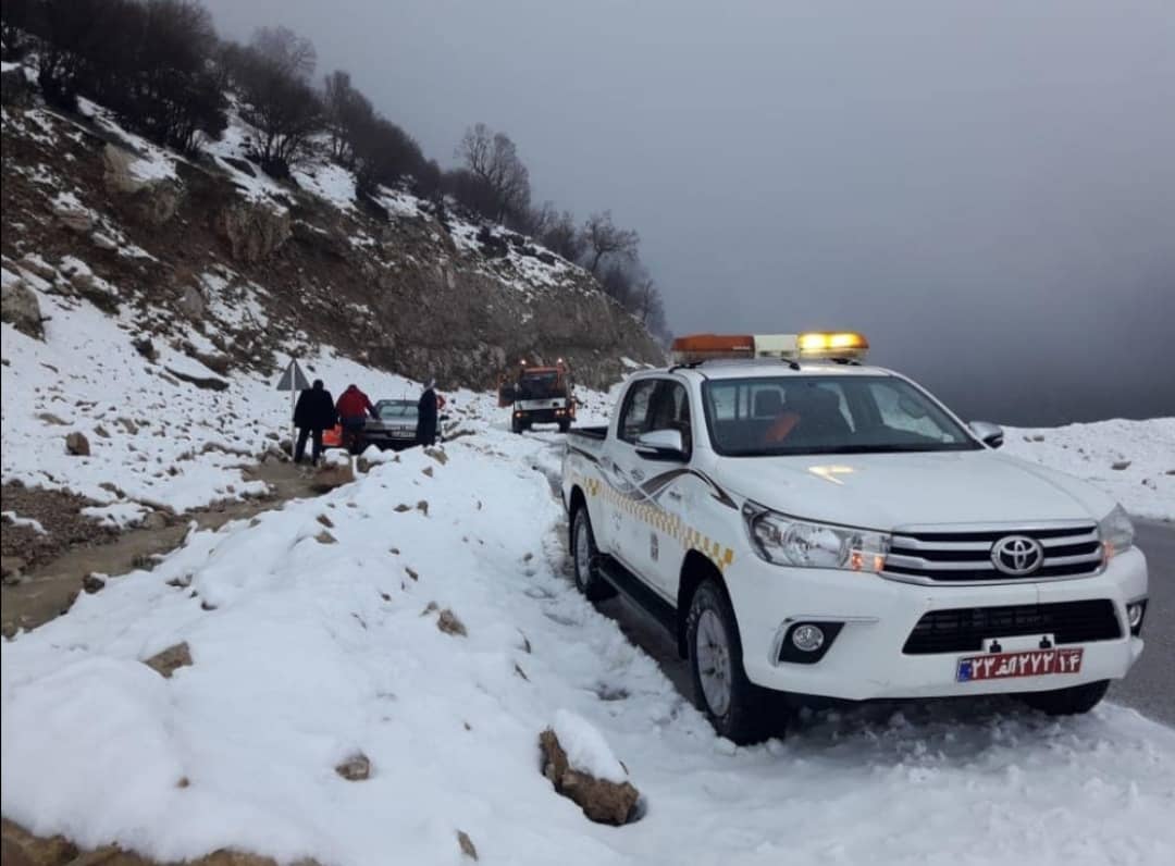 امداد به ۹۰ خودرو گرفتار در برف