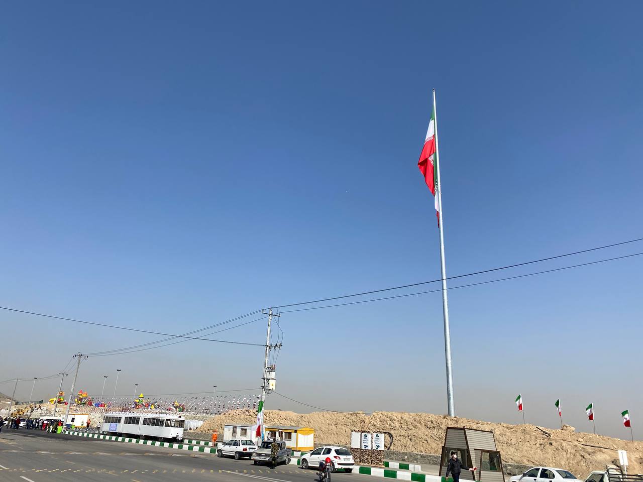 اهتزاز بزرگترین پرچم ایران شرق کشور در کوه پارک مشهد