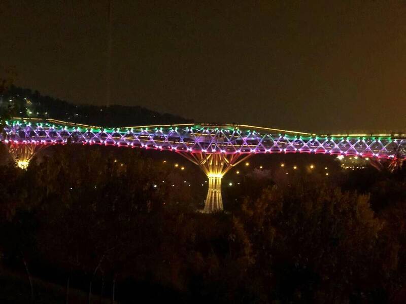 پل طبیعت تهران به رنگ پرچم ایران درآمد