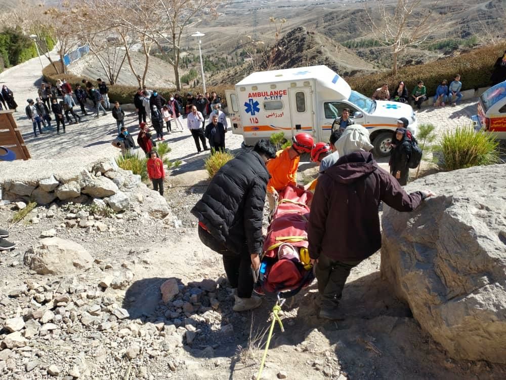 نجات بانوی آسیب دیده از سقوط در ارتفاع کوه صفه اصفهان