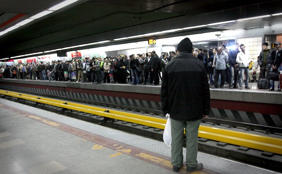 عذرخواهی از مسافران بابت اختلال در حرکت قطار‌های مترو