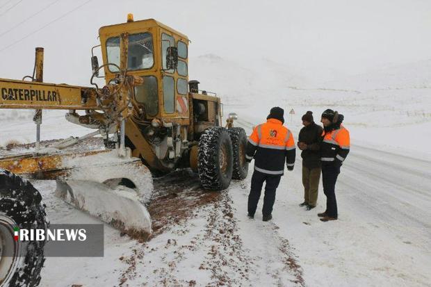 بارش برف و لغزندگی جاده های کردستان