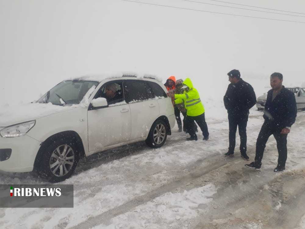 امدادرسانی به 150 خودروی گرفتار در برف