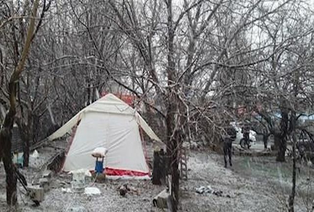 کندی روند خدمات رسانی با بارش باران و برف در مناطق زلزله زده