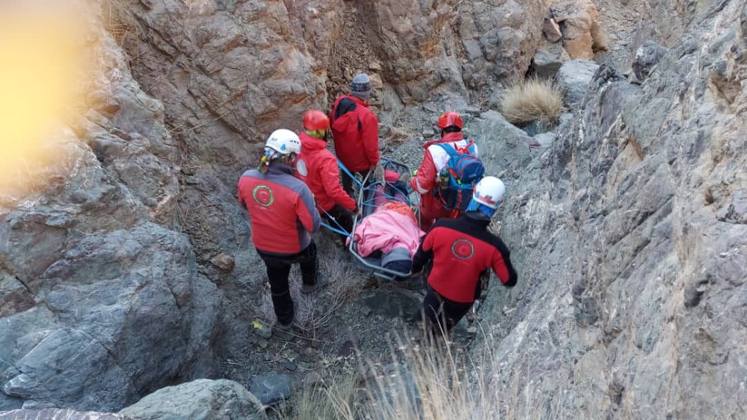نجات کوهنورد گرفتار در ارتفاعات روستای منجگان بیرجند