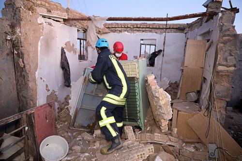 نجات ۲ نفر در انفجار توام با آوار یک منزل مسکونی در حومه مشهد