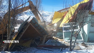 فیروزکوه؛ تخریب ساخت و ساز غیر مجاز در بستر رودخانه فرح رود