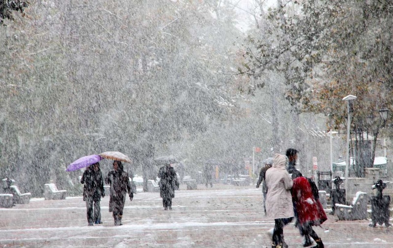 آغاز بارش برف و کاهش آلودگی هوا در آذربایجان غربی
