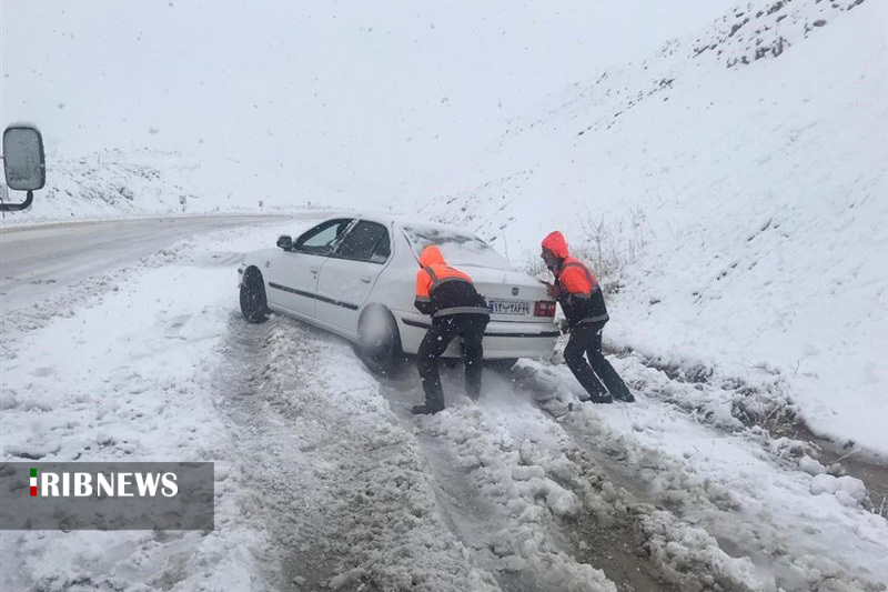 امداد رسانی هلال احمر به ۷۵ خودرو گرفتار در برف