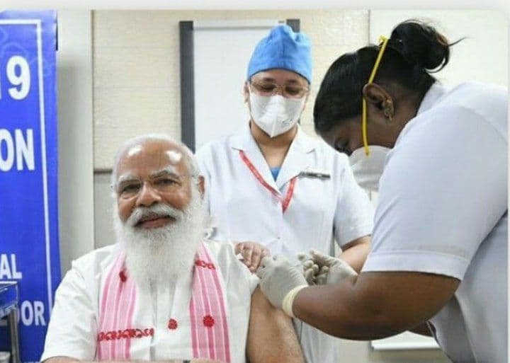 نخست وزير هند واکسن کرونا تولید داخل، تزریق کرد