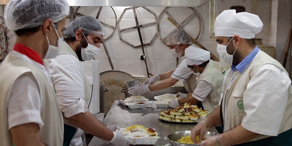 ۲۰ هزار پرس غذای متبرک بین زلزله‌زدگان سی‌سخت توزیع شد